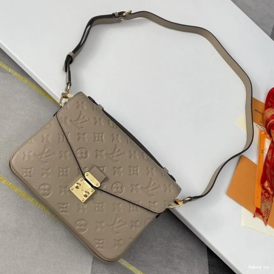 POCHETTE VUITTON MÉTIS LOUIS 0813